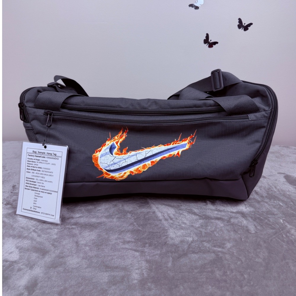 Nike Brasilia Small Duffel Bag‎ Iron Grey Flame Swoosh DQ4479-068 Sample